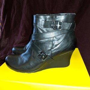 Kenneth Cole Reaction Black Wedge Booties